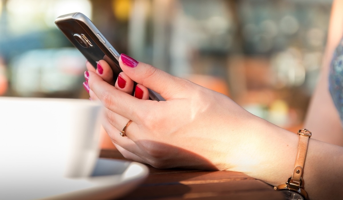 A woman tries to locate a lost SFR mobile free of charge.