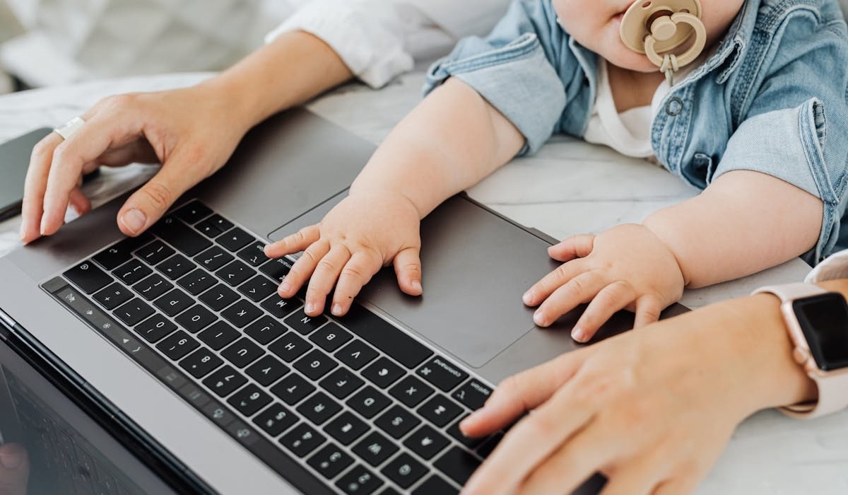 Une mère et son enfant utilisent la meilleure application localisation famille pour suivre l'emplacement de papa.