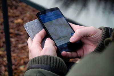 una persona utilizando la geolocalización con su smartphone