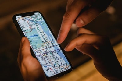 Un couple s'apprête à partager sa position en temps réel avec leurs amis pour se rejoindre en ville