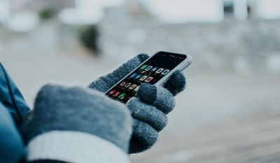 Una mujer busca la mejor aplicación para localizar un número de teléfono con su teléfono Apple.