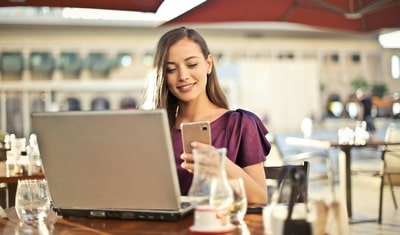 A woman is starting her mobile phone geolocation.