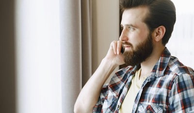A man calls customer service to locate his lost Bouygues smartphone.