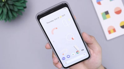smartphone en una mano geolocalizando a alguien