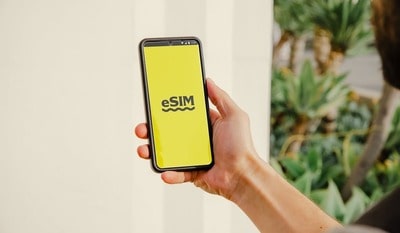 Un hombre instala la eSIM France en su smartphone.