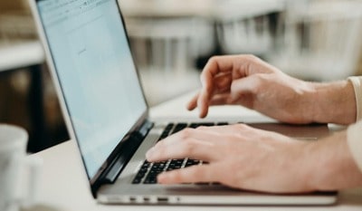 Un hombre intenta localizar una dirección de correo electrónico en su ordenador.