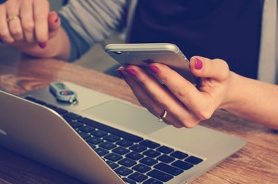 mujer con un smartphone geolocalizando a alguien