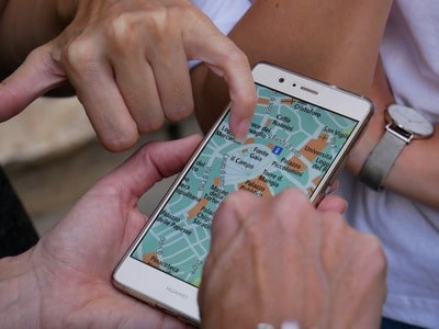 Los padres de una niña intentan localizarla sin que ella lo sepa, de forma gratuita.